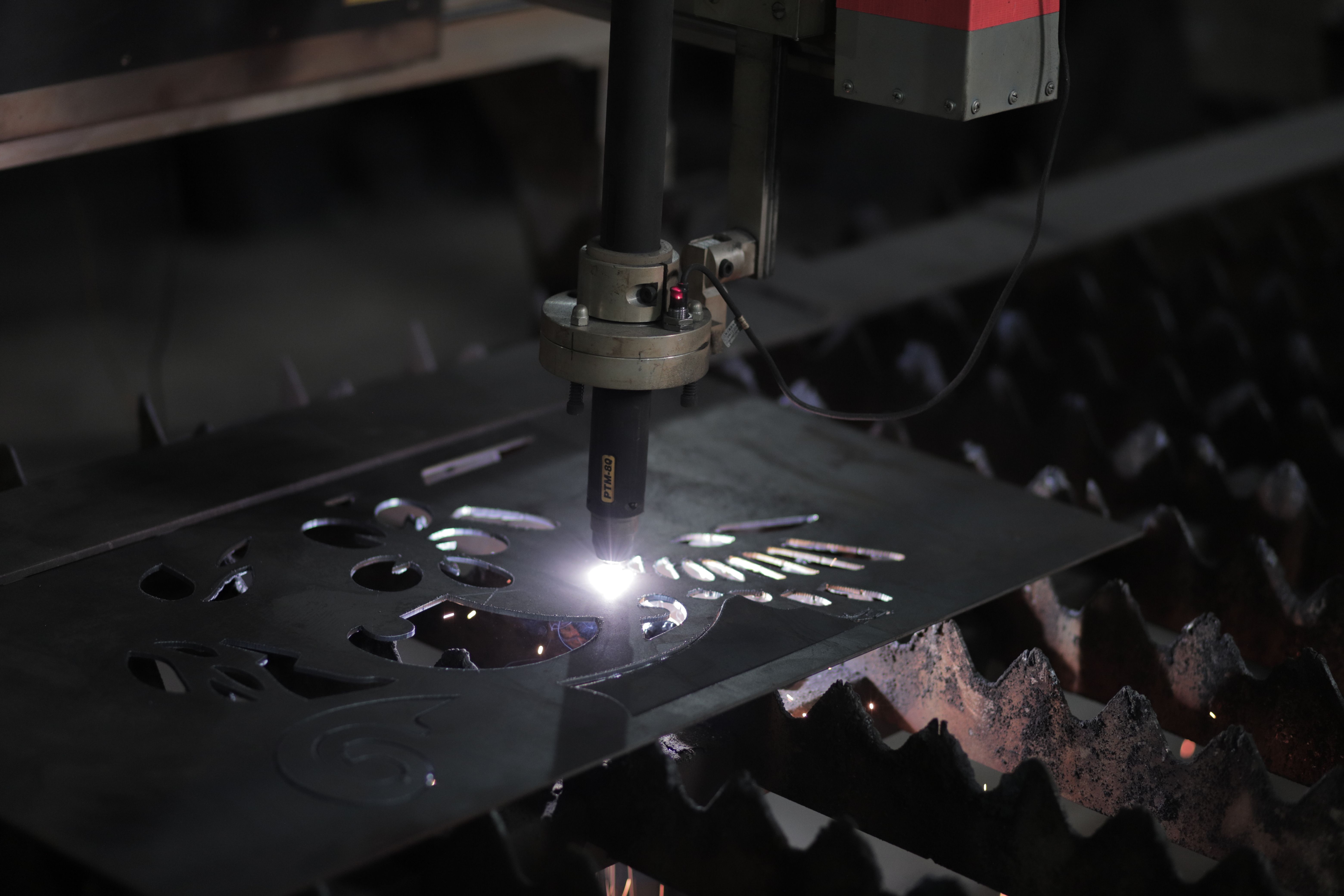 Corte a plasma CNC em chapa de aço